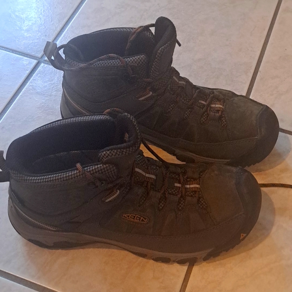 Keen Targhee 3 mens waterproof hiking boots. Size 9 wide.